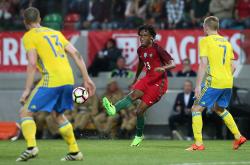 开云体育登录-关于热血沸腾的足球盛宴，球场上的较量激烈的信息