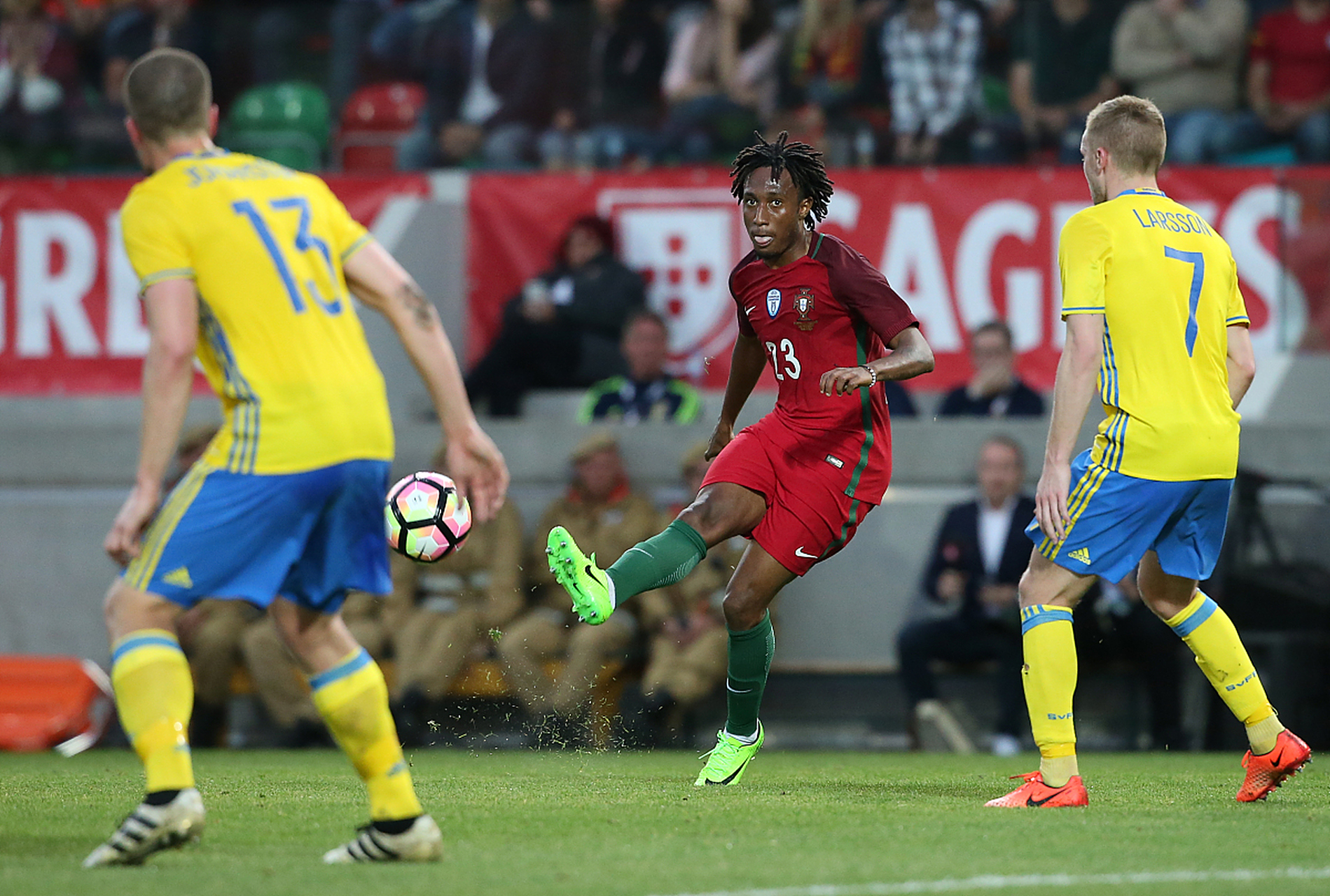 关于热血沸腾的足球盛宴，球场上的较量激烈的信息