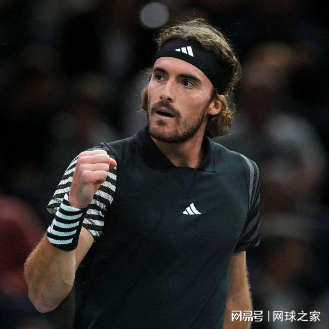 关于英国网球队逆转日本网球队，西西帕斯统治全场的信息