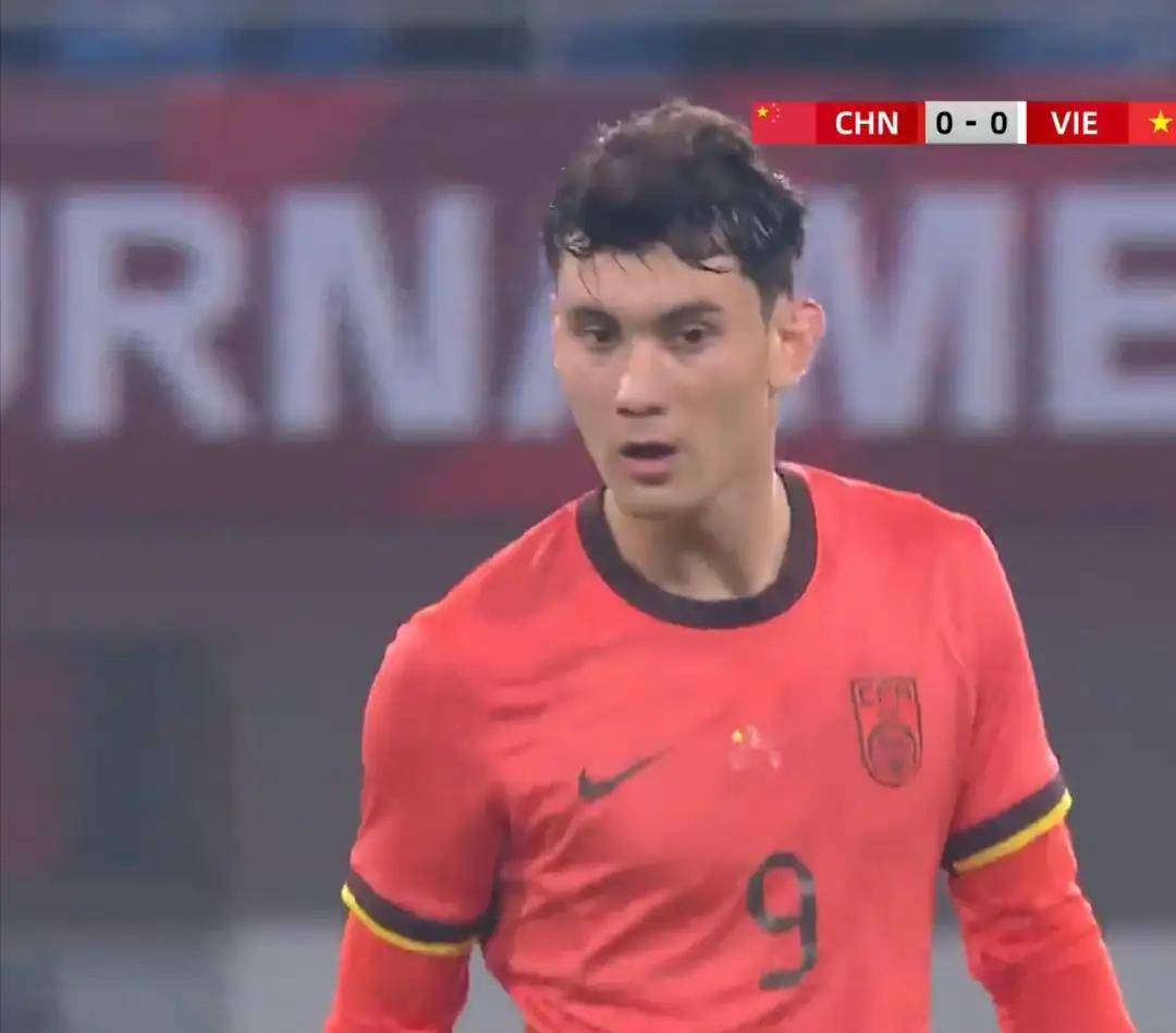 足球比赛中出现不可思议一幕