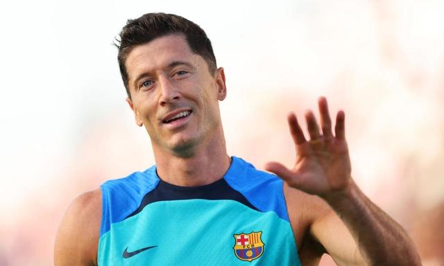 关于莱万多夫斯基获封年度最佳，守门员助攻高人气的信息