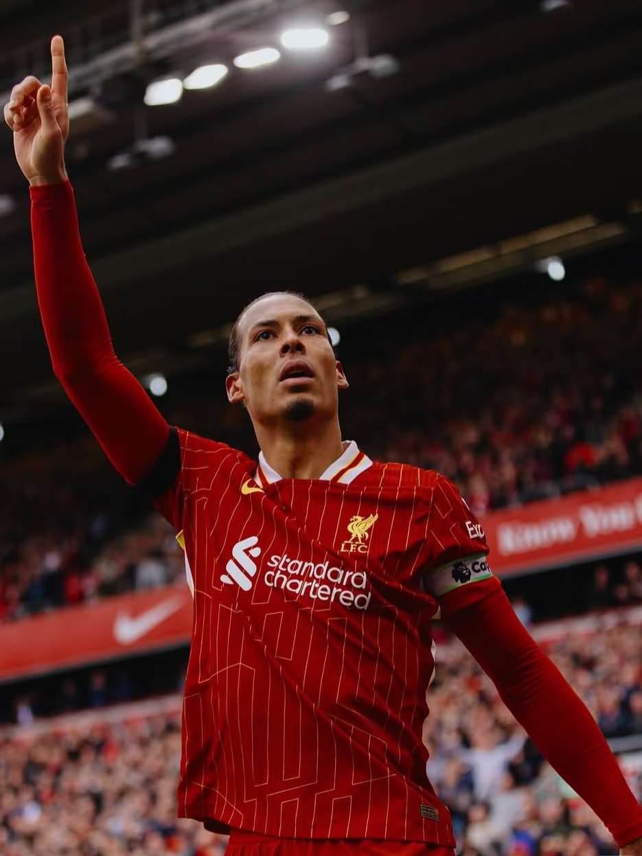 关于利物浦后卫范迪克伤愈归队，提升防线实力的信息