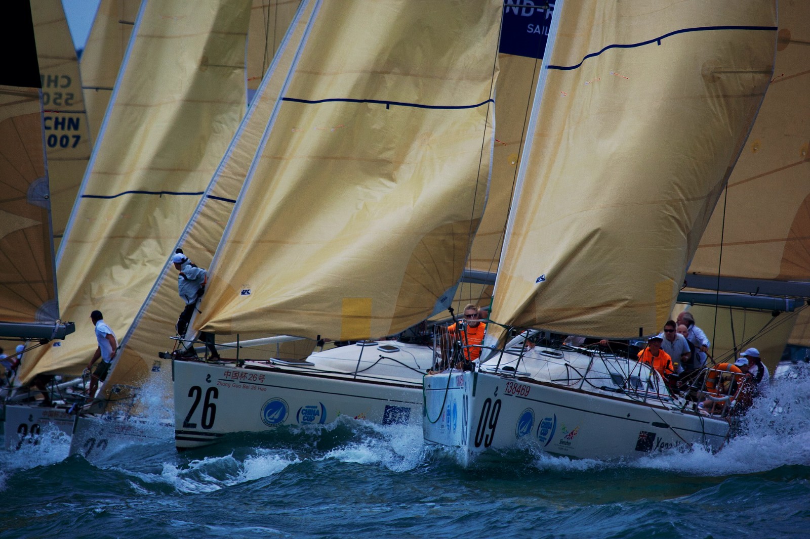 新西兰帆船运动员在比赛中突围