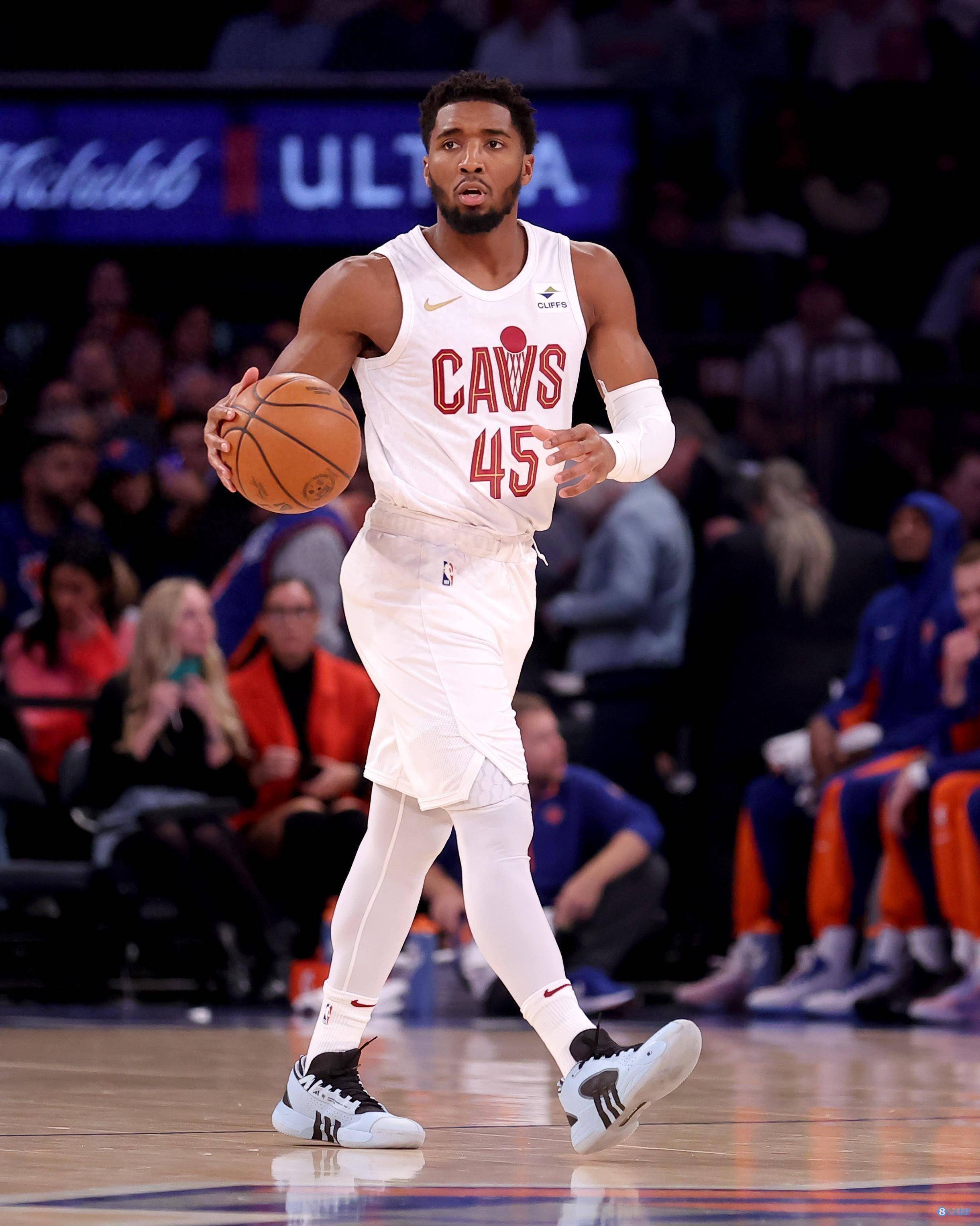 尼克斯血洗希腊男篮,米切尔三分雨点燃全场的简单介绍 尼克斯血洗希腊男篮,米切尔三分雨点燃全场的简单介绍