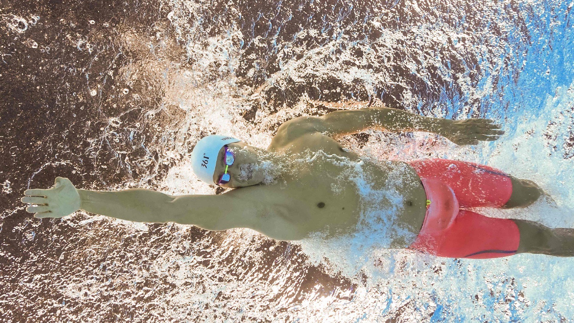 绝境中的主宰者，从阿根廷的坚韧到黄喜灿的闪光，体育如何定义唯一性？